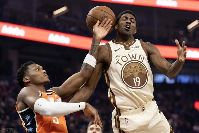 开云体育官网-大崩盘！快船14分落后残阵勇士：加兰首秀3失误，伦纳德苦撑