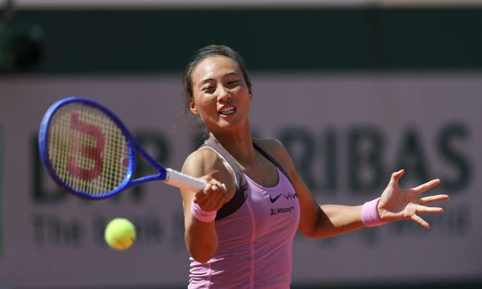 不妨重走攀登路!从罗兰·加洛斯“坠落”后,郑钦文需从头再来|WTA|法网|巴黎奥运会|女单|中国国家网球队_新浪新闻